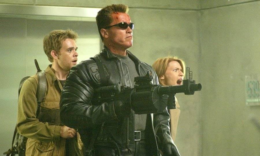 有一部电影是讲一对男女和一个男机器人阻止核弹毁灭全世界的，还有一个女机器人追杀他们，这是什么电影啊