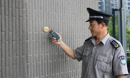 投奔子女的老年父母，漂在北上广做保安和服务员，如何看待他们的选择？