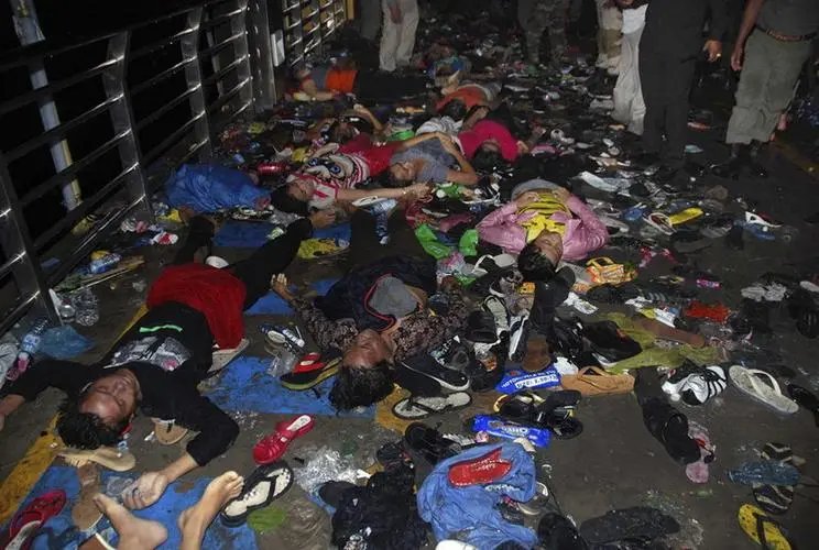 踩踏事故前，一女子曾疏散小巷人群，女子拯救了多少人？