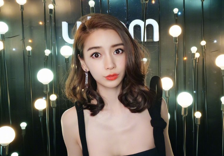 angelababy说自己是从魔堡来的，你对她最初的印象是什么？