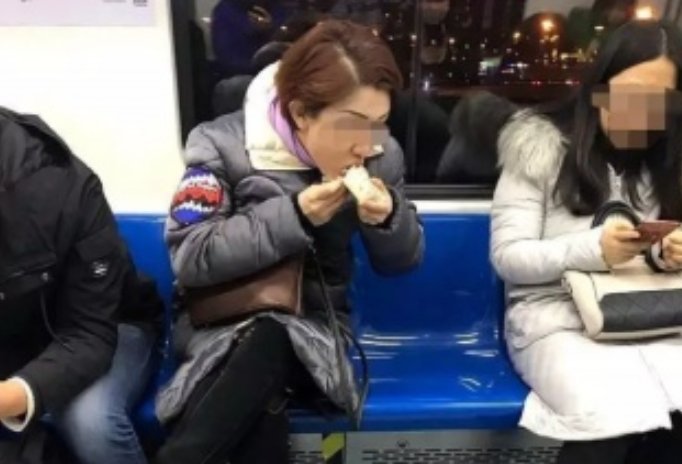 如何看待地铁鸡爪女事件？