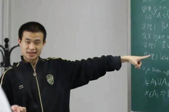 韦神的学生哭了，表示他的课太难，韦东奕的教课方式是否欠妥？