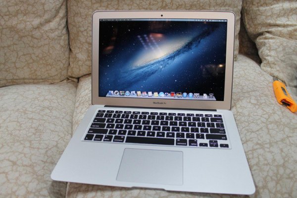 男子网购笔记本电脑屏幕分成两半，这种情况商家应该负责吗？