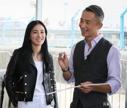 他因主持《达人秀》成名，患病停工作头发变白，妻子比他小20岁，是谁呢？