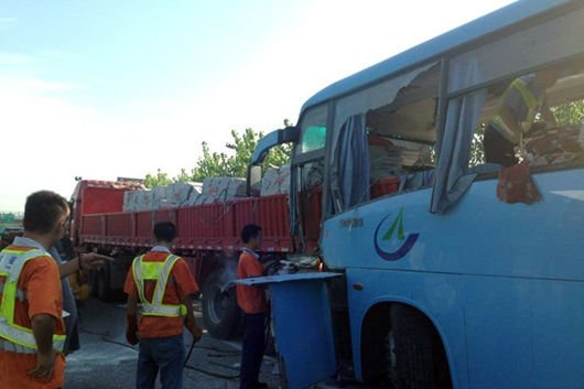 河北载50名学生客车与货车相撞致1死,这起事故究竟是谁的责任?