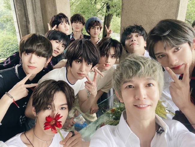 郭敬明接受央视直播采访的时候,被谁抢镜了?