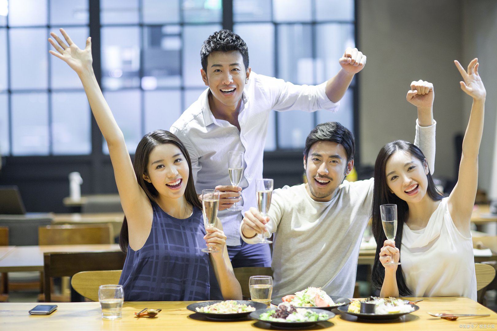 跟闺蜜和男朋友吃饭谁来埋单