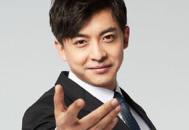 李佳航给儿子看自己出演的第一部影视作品,网友对此有何表示?