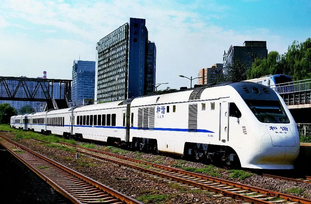 大秦线火车脱线前司机跳车受轻伤,两列火车相撞是否是属于生产责任事故?