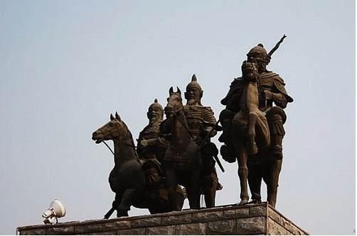 三点水的字一个豚的右边