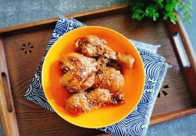 父亲聚餐把烧鸡腿全夹给女儿,疼自家孩子的同时如何考虑好别家孩子?