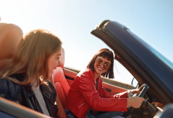 两个女孩子开车细写描写片段是怎样的?