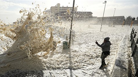 南非巨浪竟被强风吹成泡沫，这是什么原因造成的？