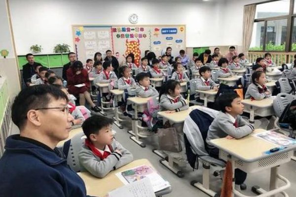 嗲声嗲气是啥意思