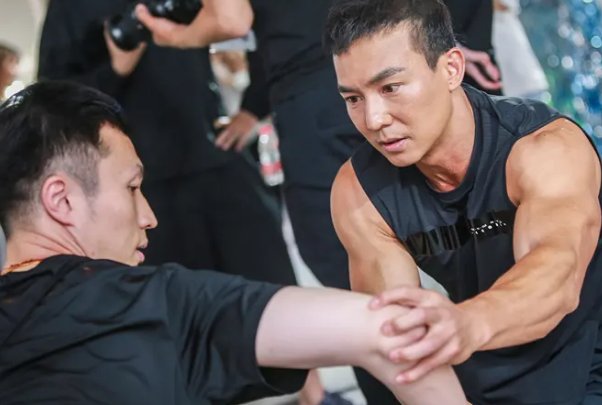 上海女子跳倒立版刘畊宏健身操走红，身体要承受的压力有多大？