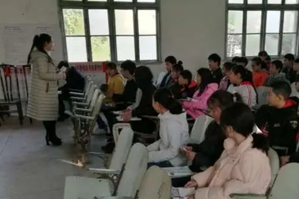 为什么在一个没有学生的教师楼里做老师会很孤独？