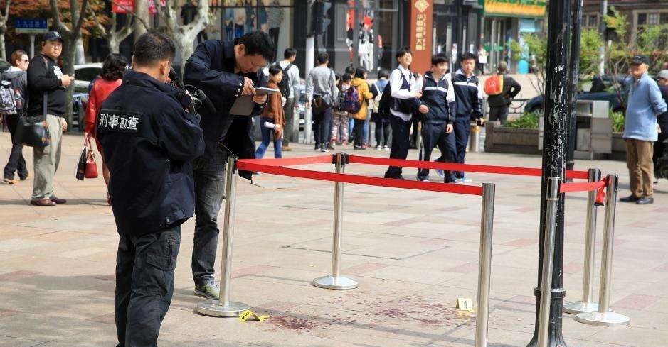 上海金山一男子当街砍人被路人制服，行凶者和被害人之间是什么关系？