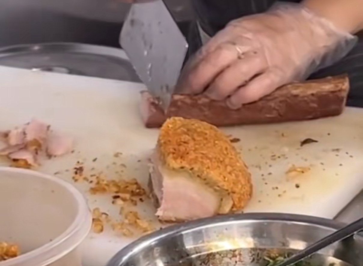 “卖饭大姐的刀工像极了假动作”上热搜，手起刀落面前的肉为何毫发无损？