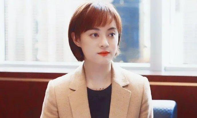 杨超越送给了孙俪披荆斩棘四件套，杨超越为何这么做？