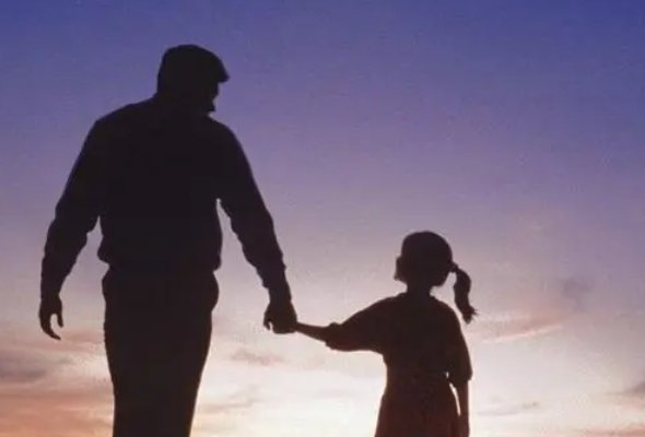 父亲缓慢有力挺送女儿的话简