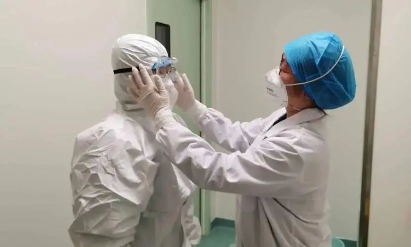 深圳一深圳女子做核酸不张嘴,此女子为何会这么做?