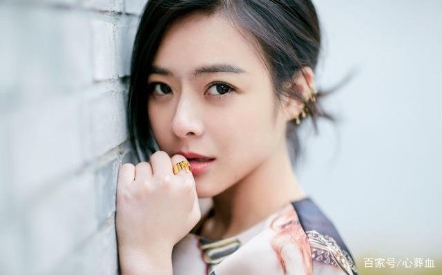 他因主持《达人秀》成名，患病停工作头发变白，妻子比他小20岁，是谁呢？