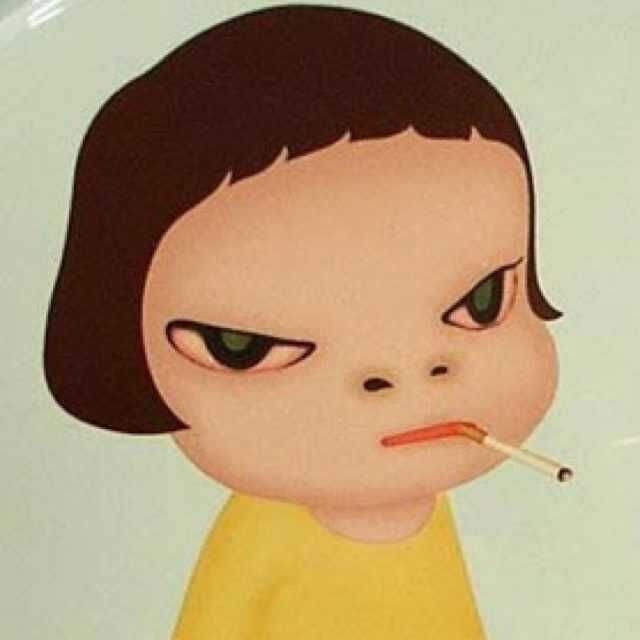 一个卡通人物女用嘴叼着安全套的头像，眼睛有点斜看的。