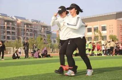 用绳子把两条腿绑在一起一起走路的游戏叫做什么