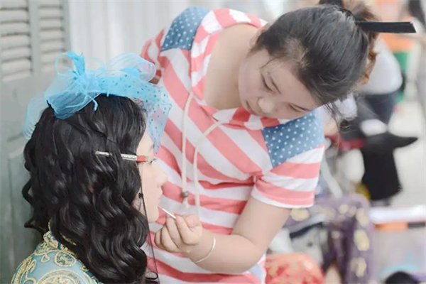 沈阳一名校毕业姑娘不当白领当群演，这位姑娘为何会选择这份职业？