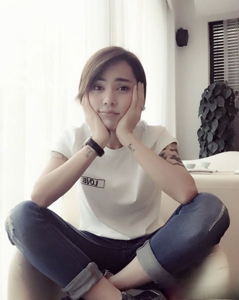 时诗是不是做了手术了啦 是男是女变性了吗