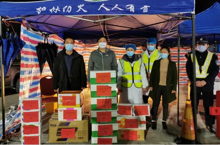 上海一小区解封居民春游式购物,对大家购物时间、地点做出了怎样的规定?