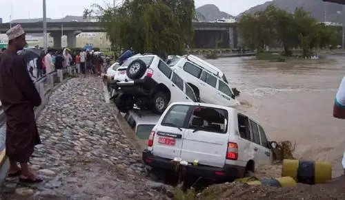 青海爆发洪水!一汽修厂几十辆车被山洪冲走,损失只能自己承担?