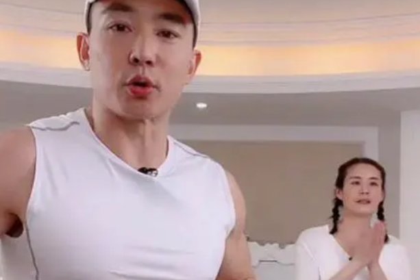 上海女子跳倒立版刘畊宏健身操走红，身体要承受的压力有多大？