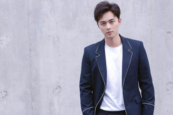 高昊和叶祖新是同一个人吗？他们长得好像。囧