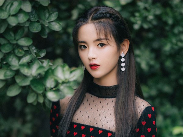 杨超越送给了孙俪披荆斩棘四件套，杨超越为何这么做？