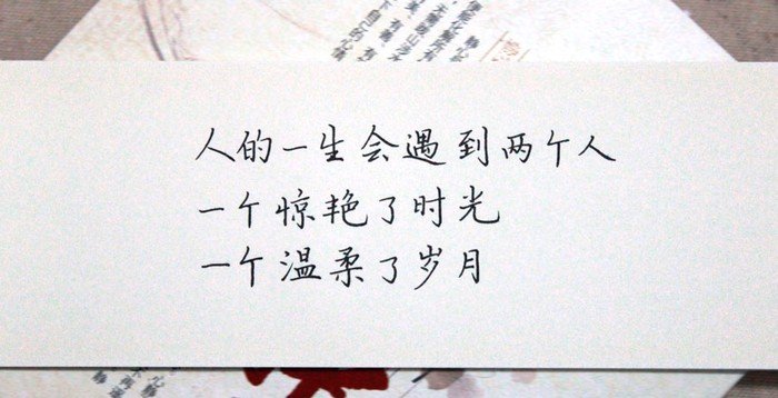 故园书动经年绝，华发春唯满镜生。