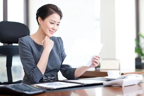 女子素颜不化妆被领导说邋遢,员工不注重形象会不会对公司产生负面影响?