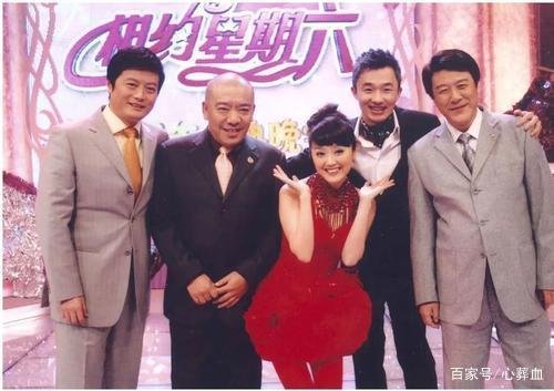 他因主持《达人秀》成名，患病停工作头发变白，妻子比他小20岁，是谁呢？