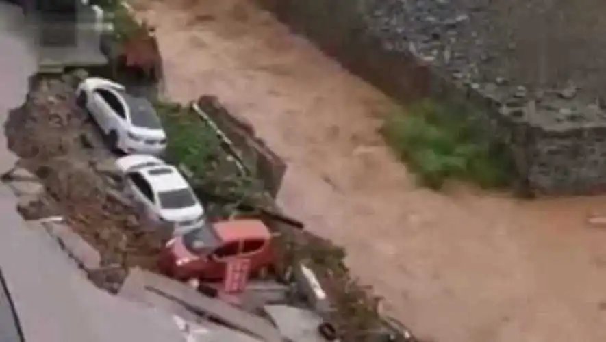 青海爆发洪水!一汽修厂几十辆车被山洪冲走,损失只能自己承担?