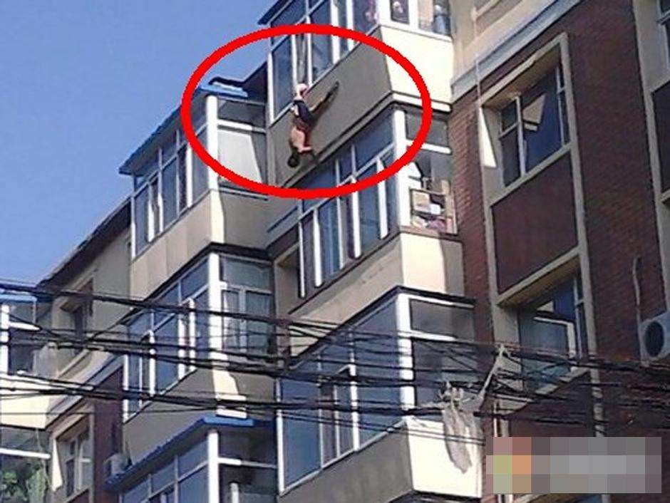 妻子与情夫开房，丈夫去捉奸，情夫逃跑时跳楼摔死，丈夫要负法律责任吗？