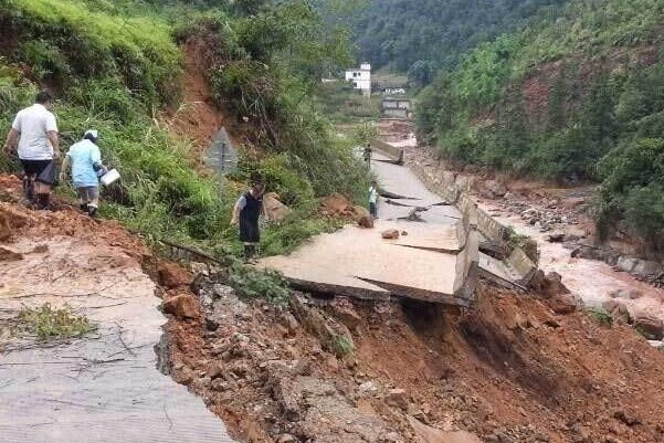 285名驴友突遇山洪,某自驾游团队19人全部失联,旅游中该如何保护自身安全?