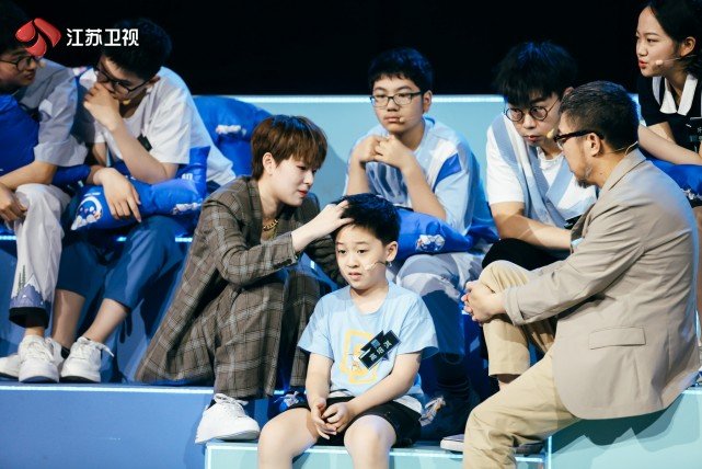 《超脑少年团》的挑战升级，如何看待00后少年40分钟造手机？