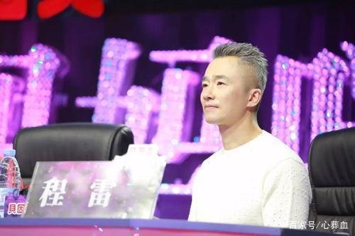 他因主持《达人秀》成名，患病停工作头发变白，妻子比他小20岁，是谁呢？