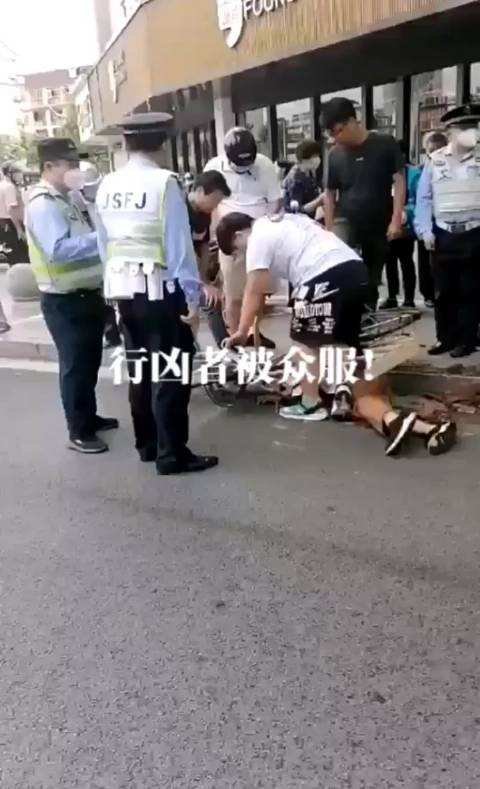 上海金山一男子当街砍人被路人制服,行凶者和被害人之间是什么关系?