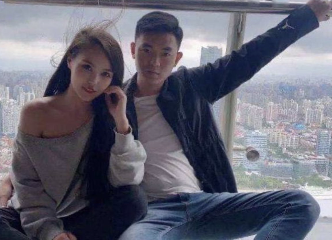 重庆姐弟坠楼案亲生父亲及女友当庭痛哭，主从犯会如何认定？