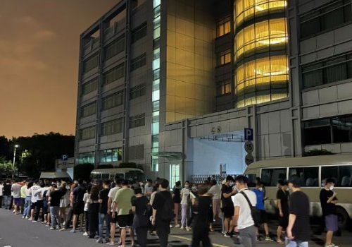 广州白云机场实行临时管控，主要实施了哪些管控措施？