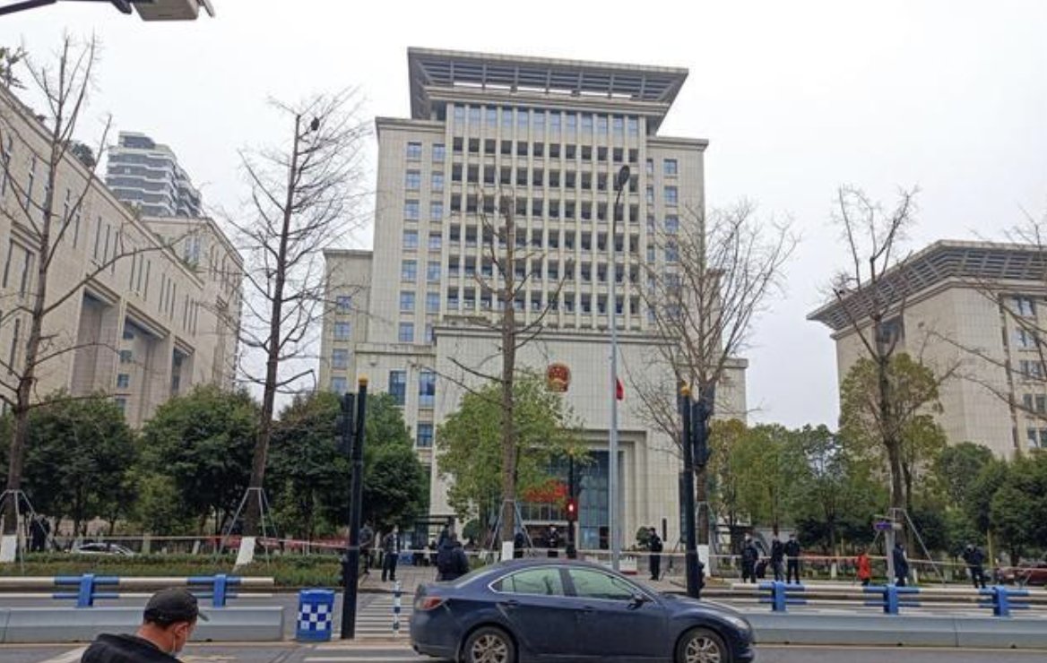 重庆姐弟坠楼案亲生父亲及女友当庭痛哭,主从犯会如何认定?