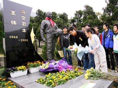 烈士王伟墓内埋着一套旧军装,这套旧军装代表着什么?