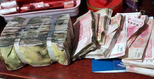 桂城男子清理车库意外翻出17万现金，这到底是谁藏的