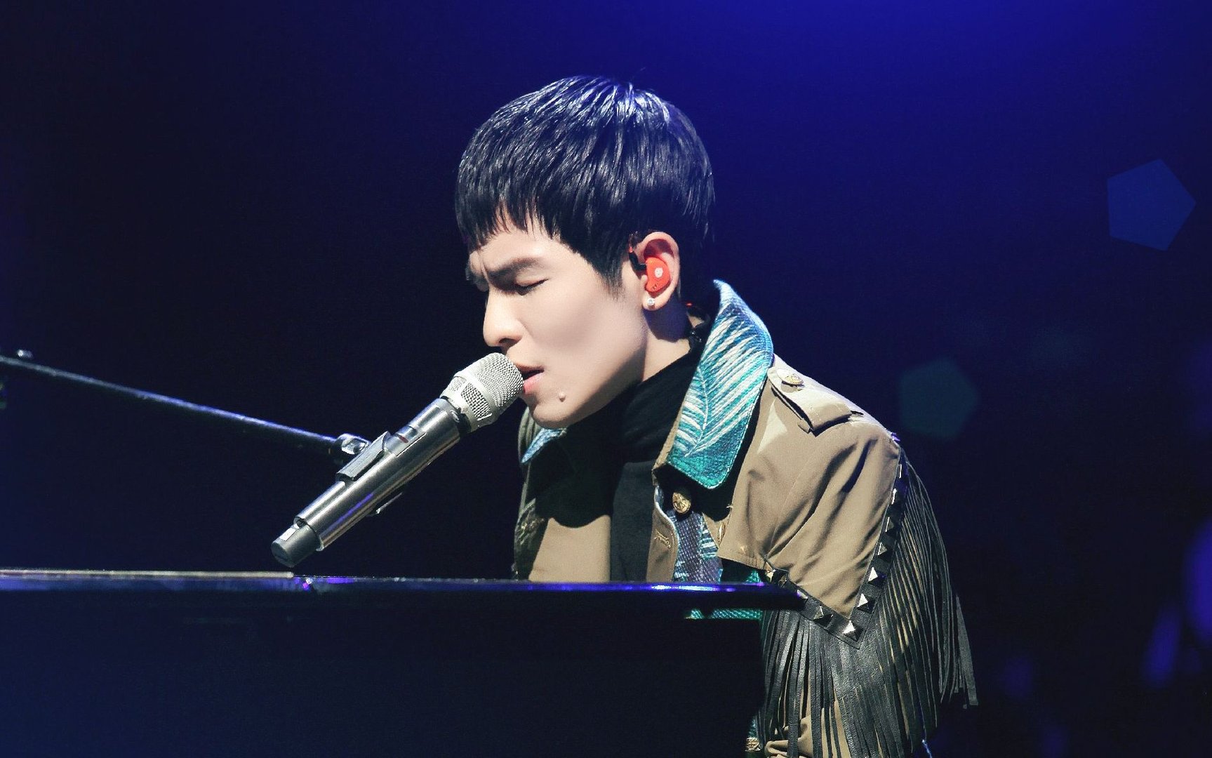 回忆过去，痛苦的相思忘不了。歌叫什么？